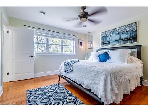 1239 Pelham Street, Fonthill, ON - Indoor Photo Showing Bedroom