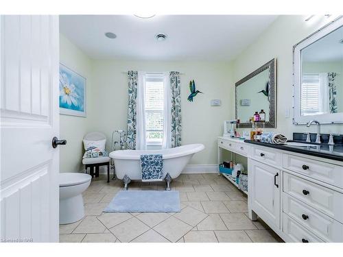 1239 Pelham Street, Fonthill, ON - Indoor Photo Showing Bathroom