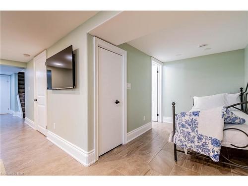 1239 Pelham Street, Fonthill, ON - Indoor Photo Showing Bedroom