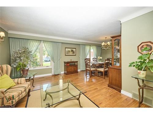 21 Windermere Court, Welland, ON - Indoor Photo Showing Living Room