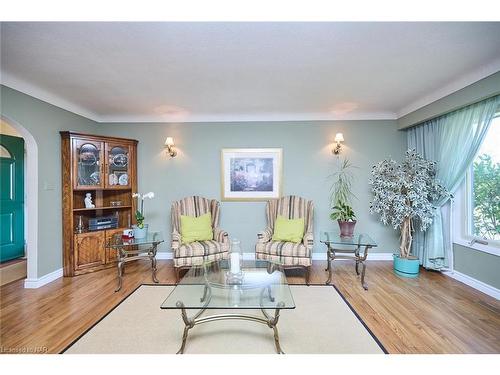 21 Windermere Court, Welland, ON - Indoor Photo Showing Living Room