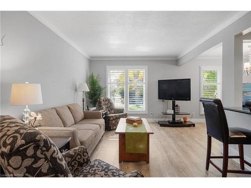 75 Aquadale Drive, St. Catharines, ON - Indoor Photo Showing Living Room