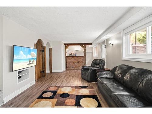 75 Aquadale Drive, St. Catharines, ON - Indoor Photo Showing Living Room