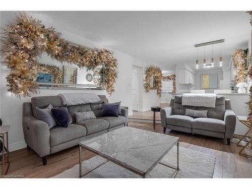 6362 Galaxy Drive, Niagara Falls, ON - Indoor Photo Showing Living Room