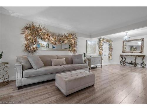 6362 Galaxy Drive, Niagara Falls, ON - Indoor Photo Showing Living Room