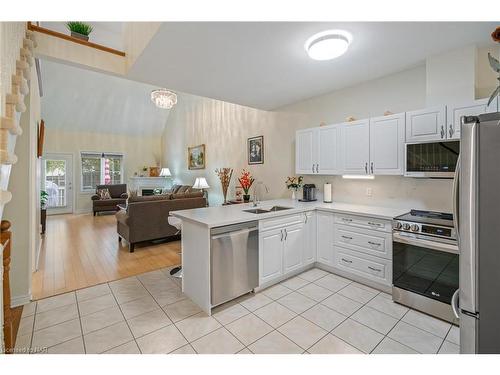 13-8142 Costabile Drive, Niagara Falls, ON - Indoor Photo Showing Kitchen