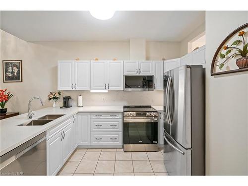 13-8142 Costabile Drive, Niagara Falls, ON - Indoor Photo Showing Kitchen With Double Sink