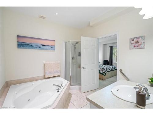 13-8142 Costabile Drive, Niagara Falls, ON - Indoor Photo Showing Bathroom