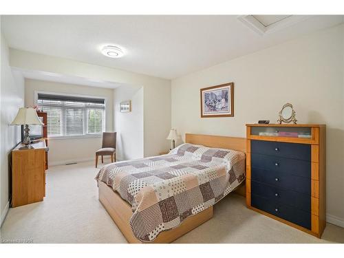 13-8142 Costabile Drive, Niagara Falls, ON - Indoor Photo Showing Bedroom