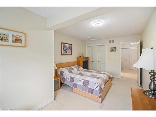 13-8142 Costabile Drive, Niagara Falls, ON - Indoor Photo Showing Bedroom