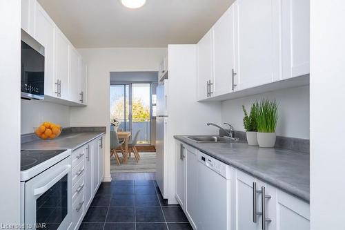 408-6320 Valley Way, Niagara Falls, ON - Indoor Photo Showing Kitchen