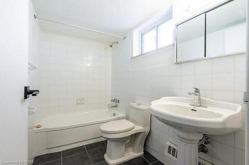 408-6320 Valley Way, Niagara Falls, ON - Indoor Photo Showing Bathroom