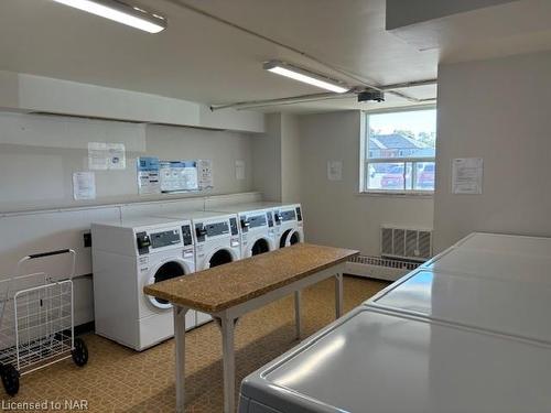 408-6320 Valley Way, Niagara Falls, ON - Indoor Photo Showing Laundry Room