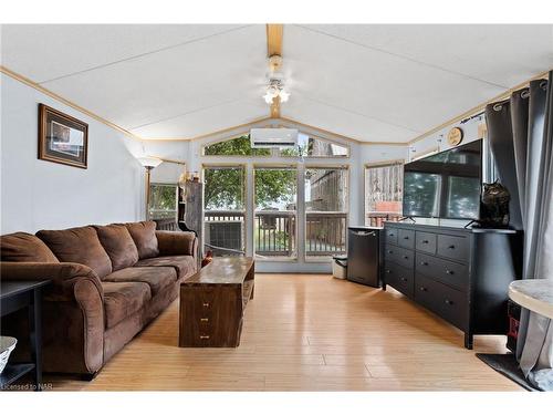 11366 Highway 3 West, Wainfleet, ON - Indoor Photo Showing Living Room