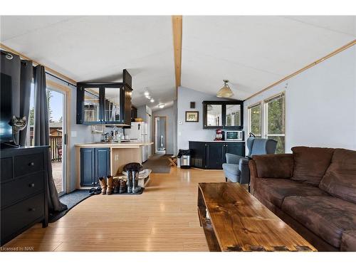 11366 Highway 3 West, Wainfleet, ON - Indoor Photo Showing Living Room