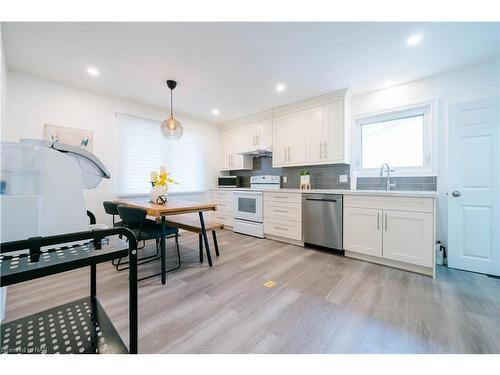 10 Dixie Avenue, Niagara-On-The-Lake, ON - Indoor Photo Showing Kitchen