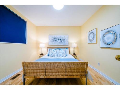 10 Dixie Avenue, Niagara-On-The-Lake, ON - Indoor Photo Showing Bedroom