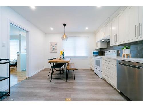 10 Dixie Avenue, Niagara-On-The-Lake, ON - Indoor Photo Showing Kitchen