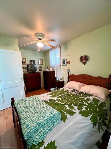 5 Bolton Avenue, Thorold, ON - Indoor Photo Showing Bedroom