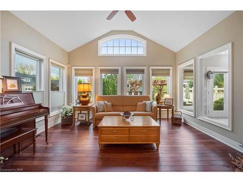 44 Stoneridge Crescent, Niagara-On-The-Lake, ON - Indoor Photo Showing Living Room