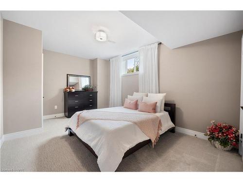 44 Stoneridge Crescent, Niagara-On-The-Lake, ON - Indoor Photo Showing Bedroom