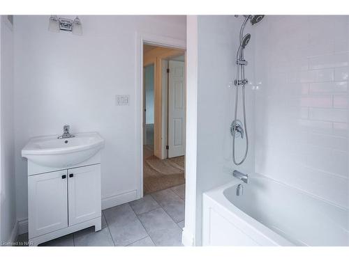 4477 Jordan Road, Jordan Station, ON - Indoor Photo Showing Bathroom