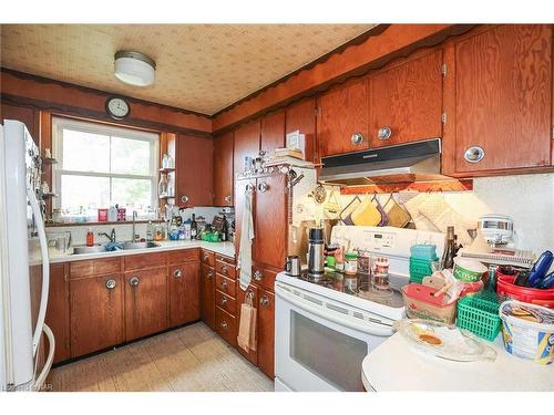 4477 Jordan Road, Jordan Station, ON - Indoor Photo Showing Kitchen With Double Sink