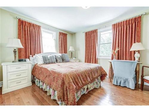 29 Confederation Drive, Niagara-On-The-Lake, ON - Indoor Photo Showing Bedroom