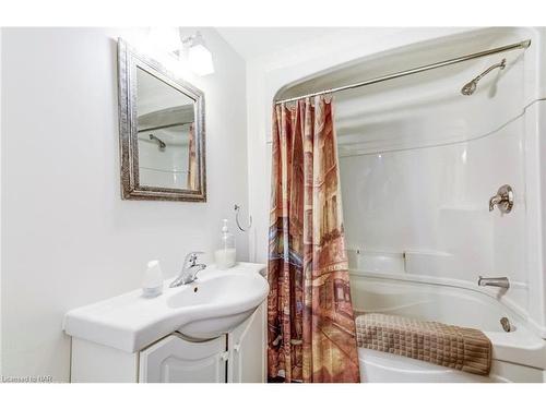 29 Confederation Drive, Niagara-On-The-Lake, ON - Indoor Photo Showing Bathroom