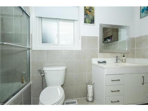 42 Santone Avenue, Welland, ON - Indoor Photo Showing Bathroom