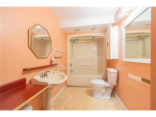 86 Feeder Lane, Dunnville, ON - Indoor Photo Showing Bathroom