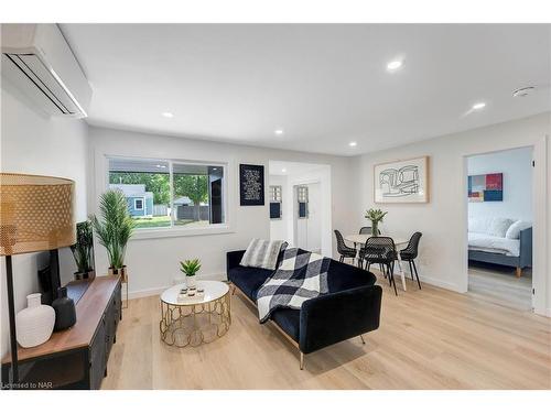 80 Ellen Street, Fort Erie, ON - Indoor Photo Showing Living Room