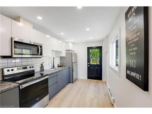 80 Ellen Street, Fort Erie, ON - Indoor Photo Showing Kitchen With Upgraded Kitchen