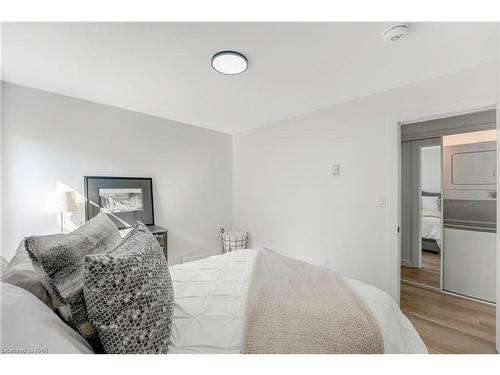 80 Ellen Street, Fort Erie, ON - Indoor Photo Showing Bedroom