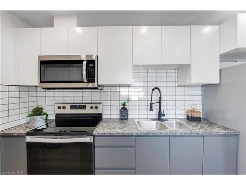 80 Ellen Street, Fort Erie, ON - Indoor Photo Showing Kitchen With Double Sink With Upgraded Kitchen