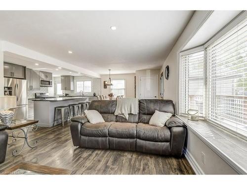 303 Riverside Drive, Welland, ON - Indoor Photo Showing Living Room