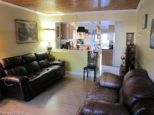 4 Grand Avenue, Grimsby, ON - Indoor Photo Showing Living Room