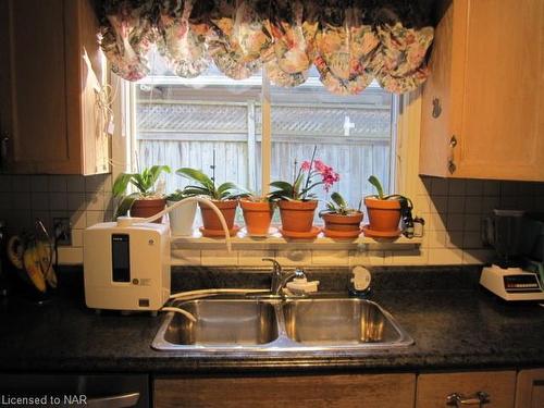 4 Grand Avenue, Grimsby, ON - Indoor Photo Showing Kitchen With Double Sink