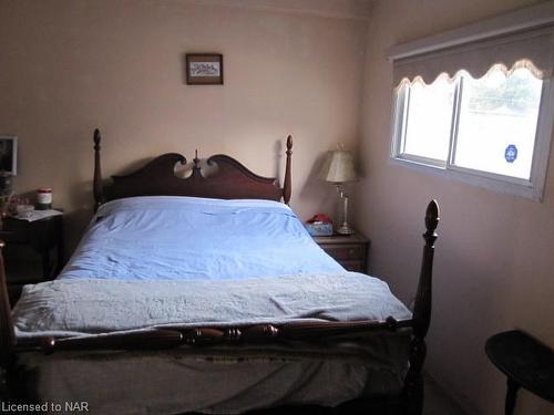 4 Grand Avenue, Grimsby, ON - Indoor Photo Showing Bedroom