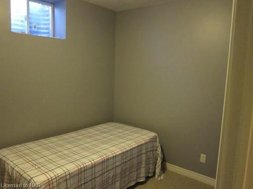 4 Grand Avenue, Grimsby, ON - Indoor Photo Showing Bedroom