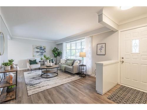 37 Larchwood Drive, St. Catharines, ON - Indoor Photo Showing Living Room