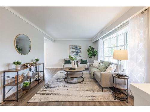 37 Larchwood Drive, St. Catharines, ON - Indoor Photo Showing Living Room