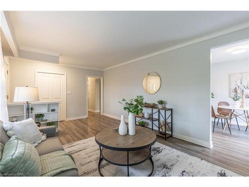 37 Larchwood Drive, St. Catharines, ON - Indoor Photo Showing Living Room