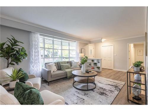 37 Larchwood Drive, St. Catharines, ON - Indoor Photo Showing Living Room