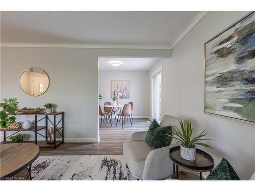 37 Larchwood Drive, St. Catharines, ON - Indoor Photo Showing Living Room