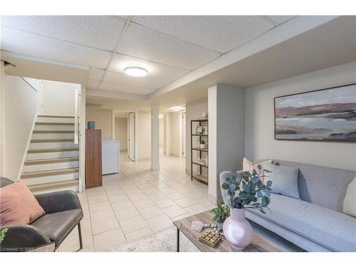 37 Larchwood Drive, St. Catharines, ON - Indoor Photo Showing Living Room