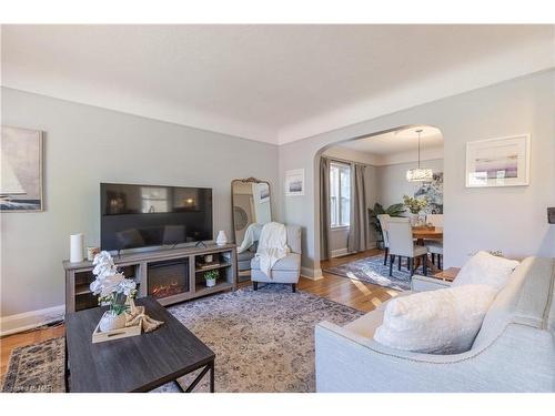 5 Huron Street, St. Catharines, ON - Indoor Photo Showing Living Room