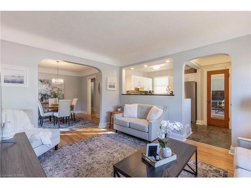 5 Huron Street, St. Catharines, ON - Indoor Photo Showing Living Room