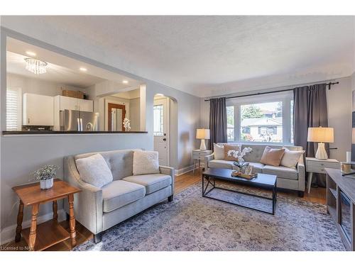 5 Huron Street, St. Catharines, ON - Indoor Photo Showing Living Room