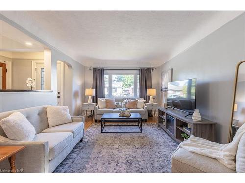 5 Huron Street, St. Catharines, ON - Indoor Photo Showing Living Room